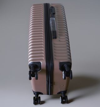 1 Maleta Mediana 20 kg Nueva Golden Roses 30€