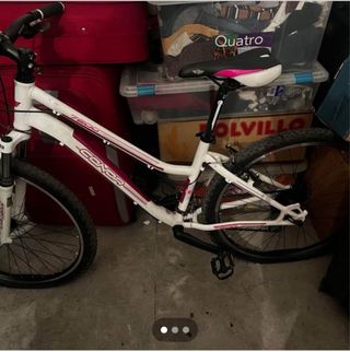 Bicicleta mujer y casco 