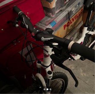 Bicicleta mujer y casco 