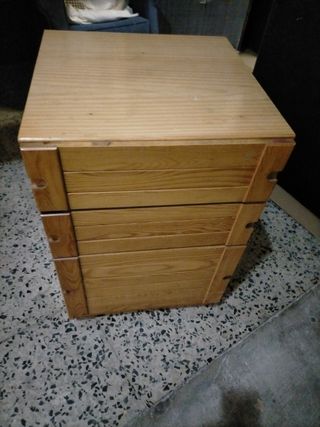 Cajonera de pino.