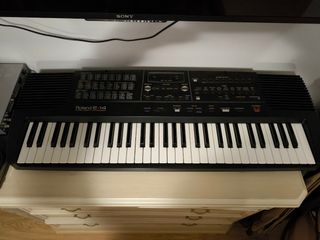 Poco usado con caja de ritmos incorporado.