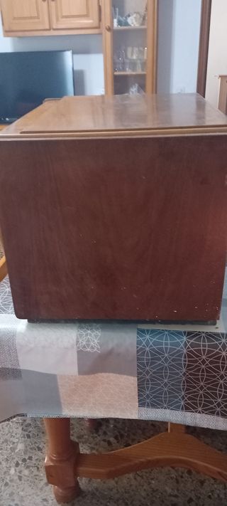 Radio tocadiscos antiguo