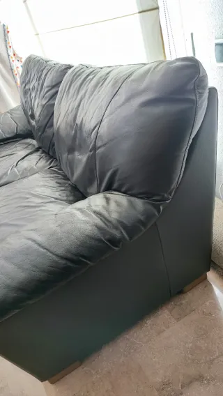 sofa de tres plazas de piel negra Natuzzi