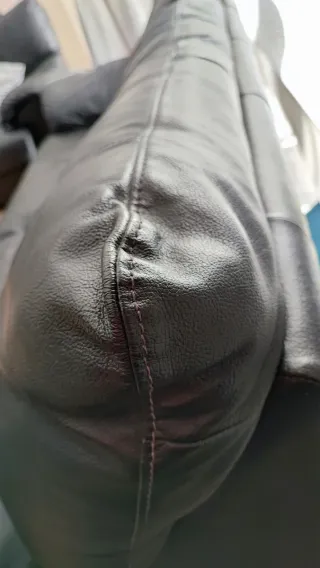 sofa de tres plazas de piel negra Natuzzi