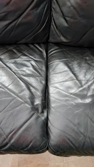 sofa de tres plazas de piel negra Natuzzi