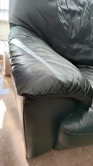 sofa de tres plazas de piel negra Natuzzi