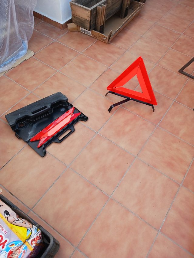 Due triangoli di emergenza per auto