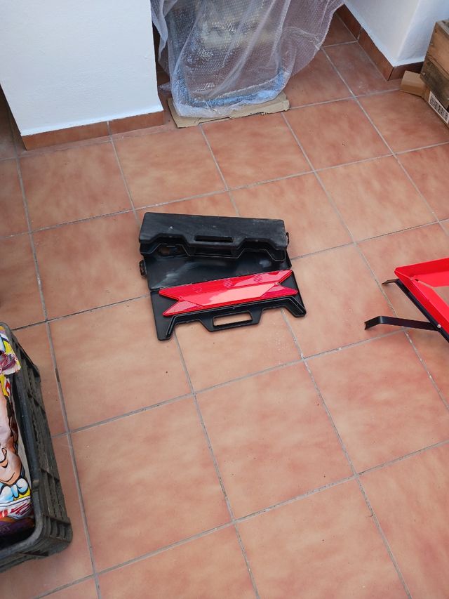 Due triangoli di emergenza per auto