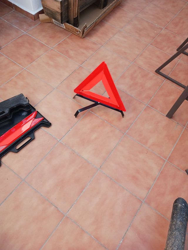 Due triangoli di emergenza per auto