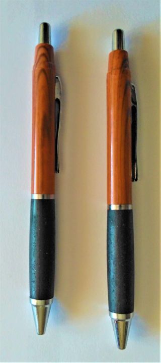 Dos bolígrafos y llavero en su estuche