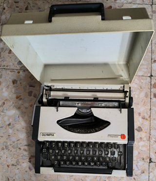 Maquina escribir olimpia antigua