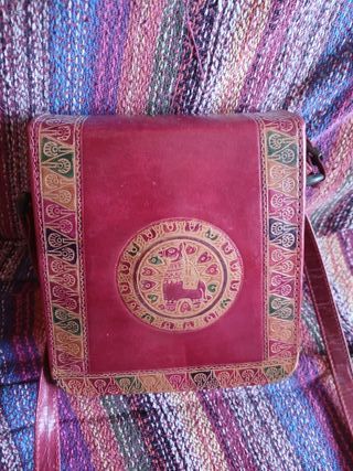 BOLSO CUERO VINTAGE TAMAÑO PEQUEÑO FONDO ROJO