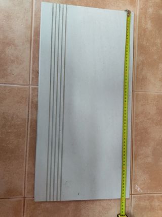 Escalón porcelanico