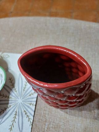 Vaso rosso lucido con strass. 