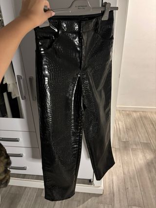 Pantalón de cuero negro. CON ETIQUETA