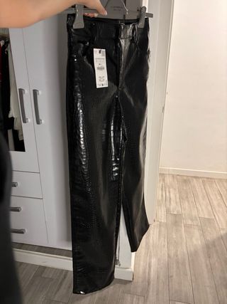 Pantalón de cuero negro. CON ETIQUETA