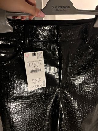 Pantalón de cuero negro. CON ETIQUETA