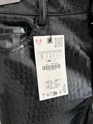 Pantalón de cuero negro. CON ETIQUETA