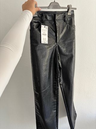 Pantalón de cuero negro. CON ETIQUETA