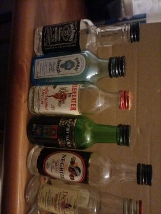 11 bottiglie di liquore vuote