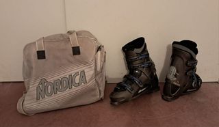 ESQUIS CON BASTONES Y BOTAS
