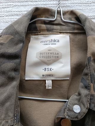 Cazadora estilo militar.Talla M. Bershka