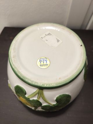 Vaso in ceramica di Bassano con violette