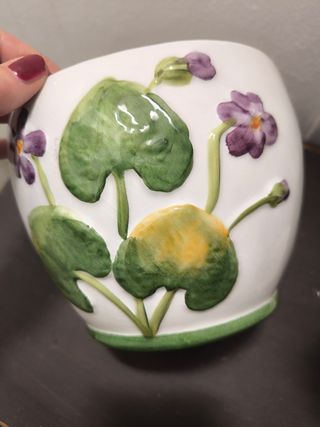 Vaso in ceramica di Bassano con violette