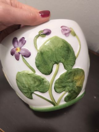 Vaso in ceramica di Bassano con violette