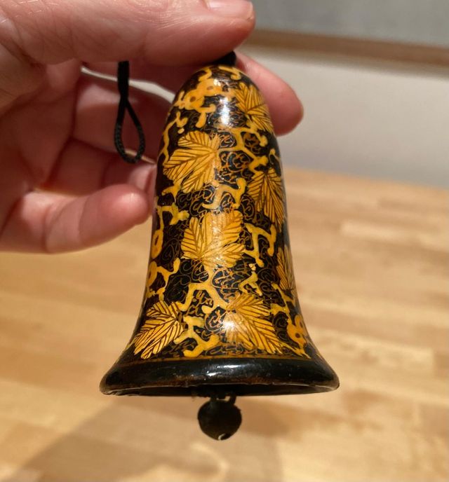 Campanas y bola antiguas de la India