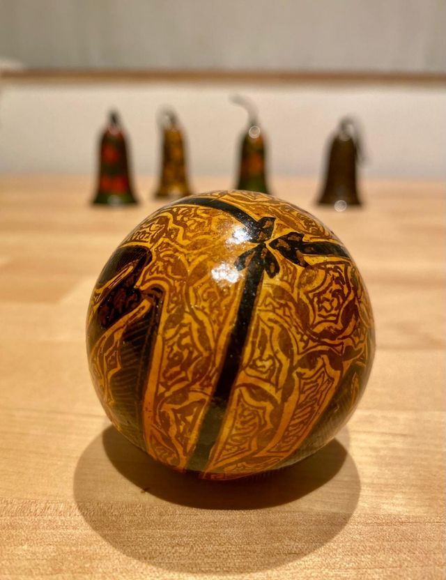 Campanas y bola antiguas de la India