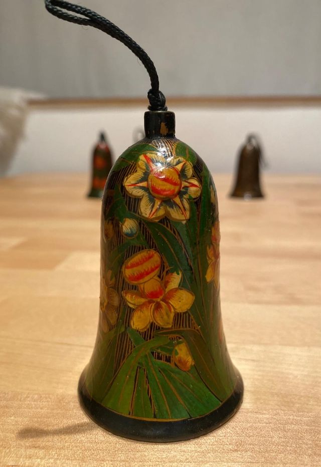 Campanas y bola antiguas de la India