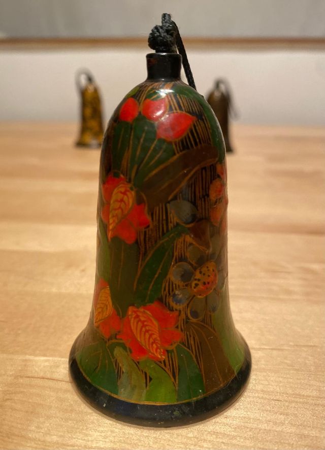 Campanas y bola antiguas de la India