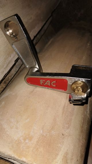 Candado pa verja marca FAC y viene con 3 juegos l