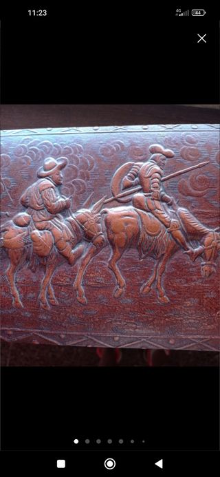 CAJA TABAQUERA DE CUERO REPUJADO + REGALOS