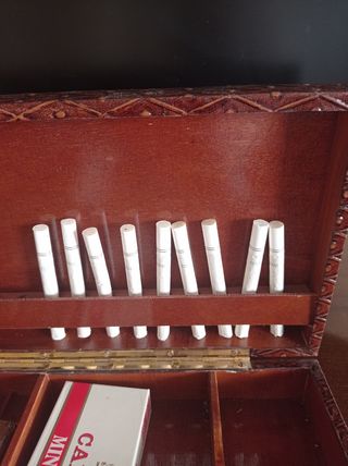 CAJA TABAQUERA DE CUERO REPUJADO + REGALOS