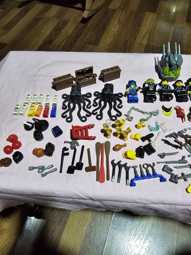 Muñecos y piezas de LEGO 