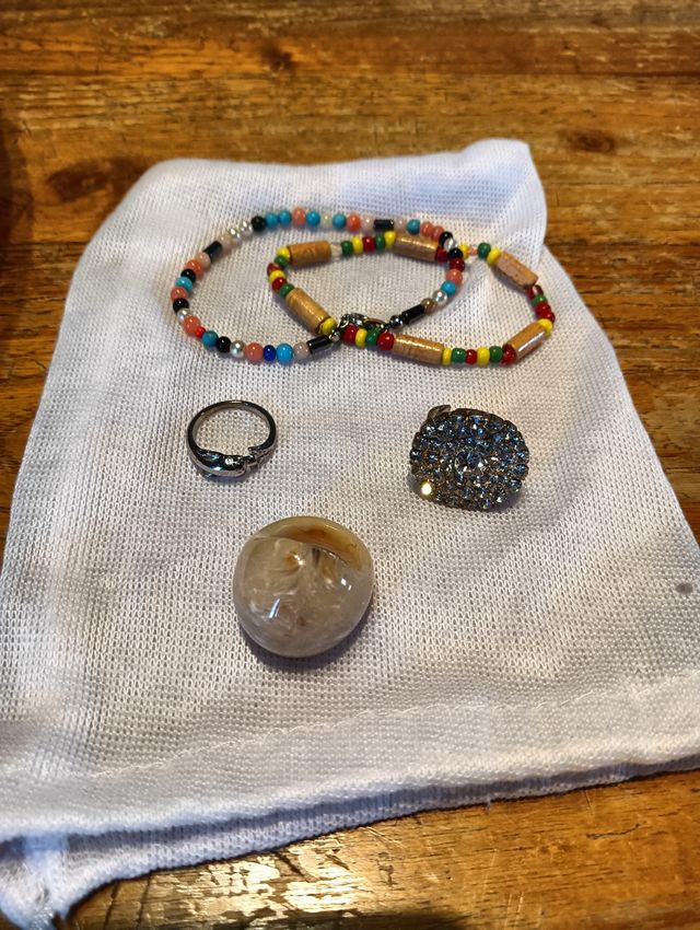 Lotto 3 anelli e 2 braccialetti 