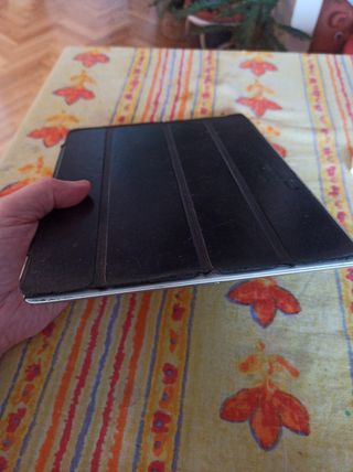 iPad 2 + cable + adaptador HDMI + tapa