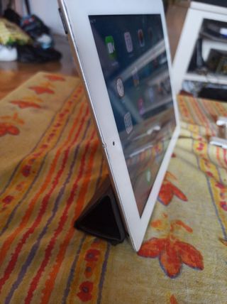 iPad 2 + cable + adaptador HDMI + tapa