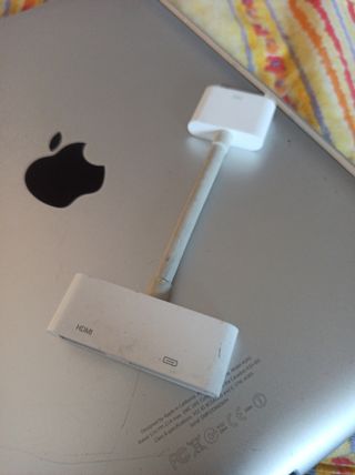 iPad 2 + cable + adaptador HDMI + tapa