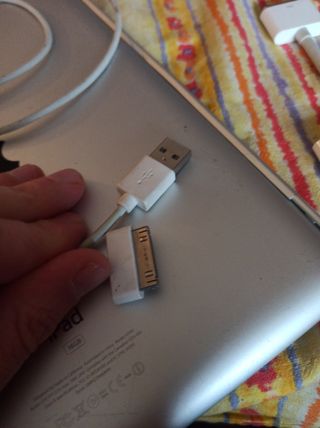 iPad 2 + cable + adaptador HDMI + tapa