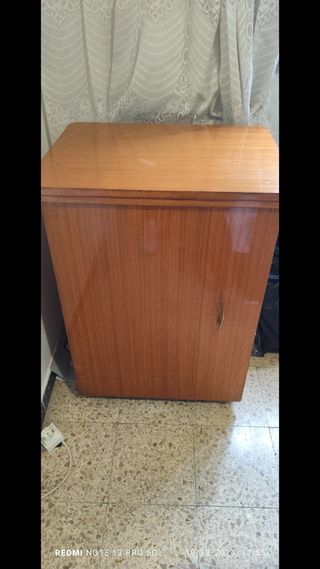 Maquina de coser y mueble