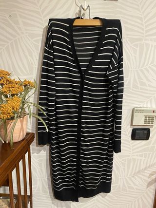 Chaqueta punto larga blanca y negra rayas