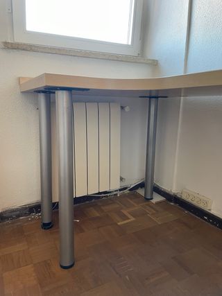 Mesa escritorio de madera en L con cajonera