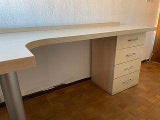 Mesa escritorio de madera en L con cajonera