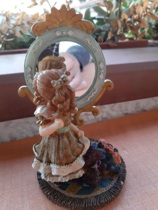 Statuetta bambina con specchio