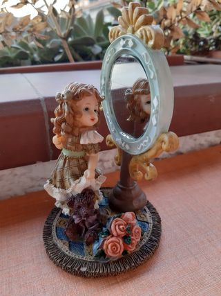Statuetta bambina con specchio