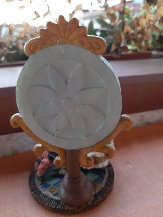 Statuetta bambina con specchio