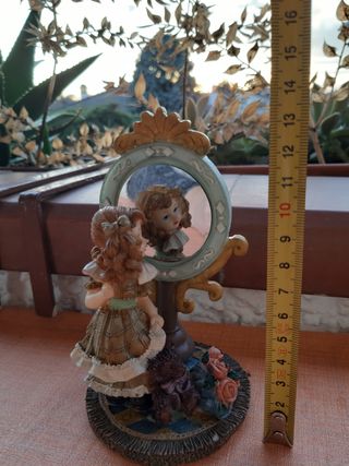 Statuetta bambina con specchio
